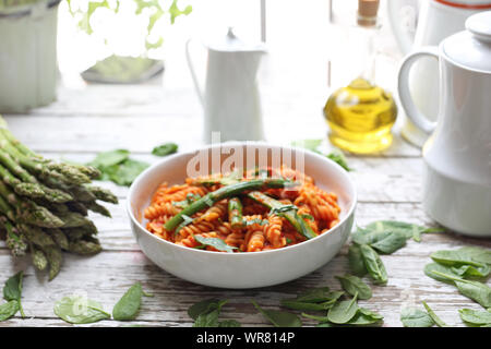 Pasta in Tomatensauce mit Spargel. Vegetarische Küche. Stockfoto