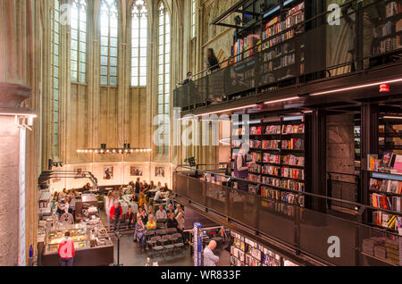 Maastricht, Niederlande, September 8, 2019: Innenansicht der Dominikanerkirche, umgewandelt in eine Buchhandlung, mit Böden und Bücherregale in der Na Stockfoto