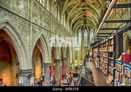 Maastricht, Niederlande, September 8, 2019: Blick von einer der Etagen mit Büchern auf dem Schiff in Richtung der Chor in de ehemaligen Dominikanischen Kirche Stockfoto