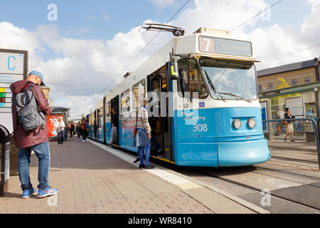 Göteborg, Schweden - 2 September, 2019: Eine artikulierte Straßenbahn Klasse M21 im Einsatz auf der Linie 7 hat an der Centralstation Stopp angehalten. Stockfoto