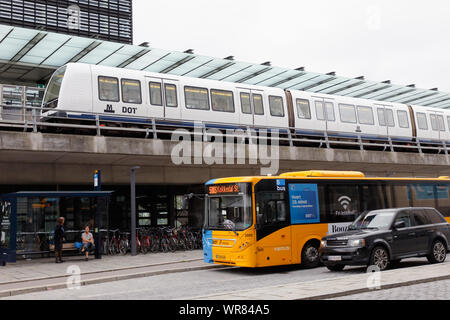 Kopenhagen, Dänemark - 4 September, 2019: Die U-Bahnstation Orestad mit einer U-Bahn.