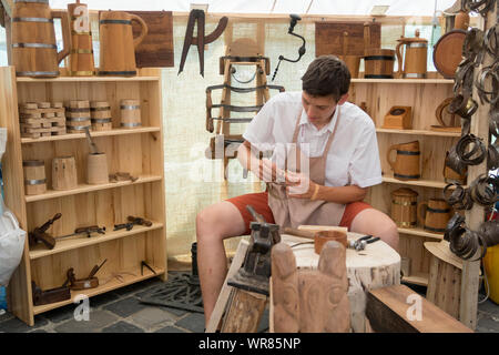 Budapest, Ungarn - 20.August 2019: Traditionelle Schreiner, Holz- Cups beim Festival der Volkskunst in der Budaer Burg, Budapest Ungarn. Stockfoto