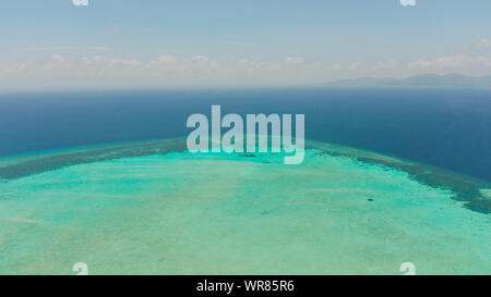 Tropische Korallen Atolls mit türkisfarbenem Wasser gegen den Himmel mit Wolken Ansicht von oben. Sommer und Reisen Urlaub Konzept. Balabac, Palawan, Philippinen Stockfoto