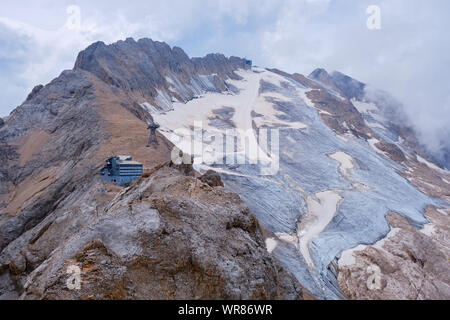 Marmolada Gletscher und Rifugio Serauta vom Klettersteig Route bezeichnet Eterna (Brigata di Cadore), im Sommer. Stockfoto