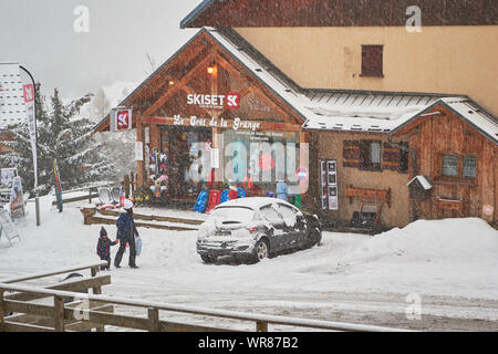 Les Chalets d'Evian, Frankreich - 14. März 2019: Skiset Rental Shop in Saint-Jean-d Arves Dorf, Les Sybelles Skigebiet, während ein verschneiter Tag, spätes Frühjahr. Stockfoto