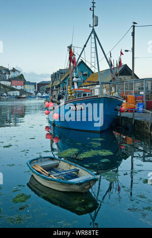 Cornish Küstenfischerei Boot gebunden an Kai. Mevagissey, South Cornwall, England, Großbritannien Stockfoto