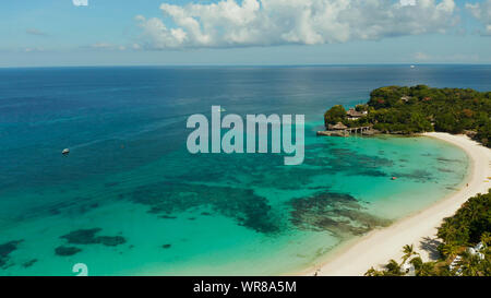 Sandstrand mit blauen Wasser im Tropical Resort Top View, Boracay, Philippinen. Meereslandschaft mit Strand auf der tropischen Insel. Sommer und Reisen Urlaub Konzept. Stockfoto