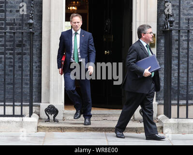 Verkehrsminister Grant Shapps (links) und Justiz Generalsekretär Robert Buckland verlassen nach der Teilnahme an einer Kabinettssitzung am 10 Downing Street, London. Stockfoto