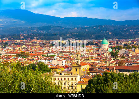 Florenz, Italien, Luftbild von mittelalterlichen Gebäuden mit großen Synagoge Kuppel in der Altstadt Stockfoto