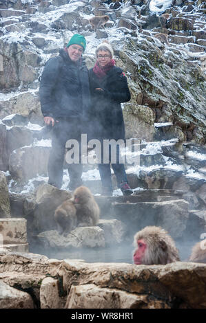 Winter Touristen am japanischen Makaken Thermalquellen Stockfoto