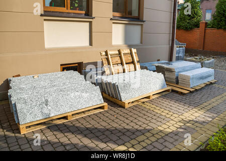 Stapel von Granit Marmor Platten. Stein Blätter für dekorative Bau. Stockfoto