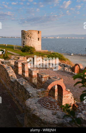 Ruinen der Basilika der Heiligen Mutter Gottes Eleusa (6. Jahrhundert) und Festung Turm in der Altstadt von Nessebar, Bulgarien an der Schwarzmeerküste Stockfoto