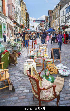 Bric-a-brac ausgeht, entlang der High Street bei den beliebten Sonntag Guildford Antike & Brocante Street Market, Guildford, Surrey, Südost England anzeigen Stockfoto