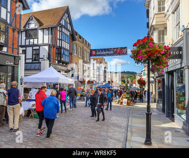 Abschaltdruck High Street hinunter, während der populären Guildford Antike & Brocante Street Market, Guildford, Surrey, Südosten, England, Grossbritannien Stockfoto