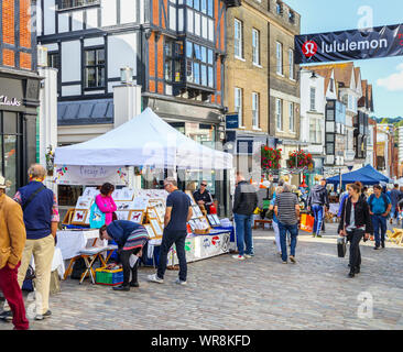 Blick hinunter High Street mit Kunst während der populären Guildford Antike & Brocante Street Market, Guildford, Surrey, Südosten, England, Grossbritannien Abschaltdruck Stockfoto