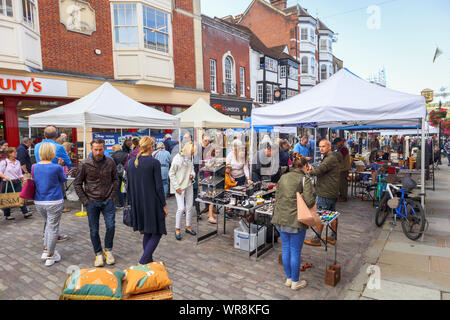 Abschaltdruck Blick entlang der High Street bei den beliebten Sonntag Guildford Antike & Brocante Street Market, Guildford, Surrey, Südosten, England, Grossbritannien Stockfoto