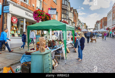 Bei Guildford Antike & Brocante Street Market, Blick entlang der High Street, Guildford, Surrey, Südosten, England, Grossbritannien Abschaltdruck Stockfoto