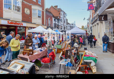 Abschaltdruck Blick entlang der High Street bei den beliebten Sonntag Guildford Antike & Brocante Street Market, Guildford, Surrey, Südosten, England, Grossbritannien Stockfoto