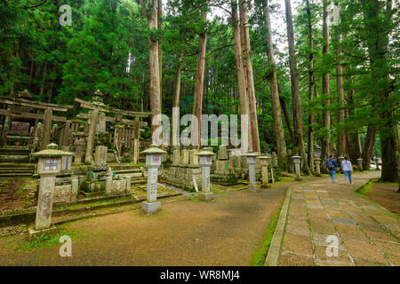 Wakayama, Japan - 23 Juli 2019: führende Weg zum Okunoin an Koyasan, einem UNESCO-Weltkulturerbe. Okunoin ist einer der heiligsten Orte in Japan ein Stockfoto