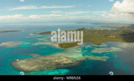 Tropische Landschaft: Inseln und Atolle mit blauen Wasser gegen den Himmel und Wolken. Bucas Grande, Philippinen. Sommer und Reisen Urlaub Konzept. Stockfoto