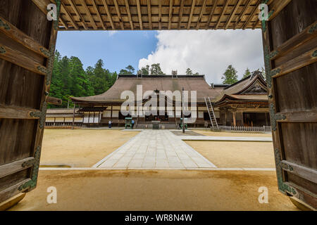 Wakayama, Japan - 23. Juli 2019: Majestätische Tor zur Verbindung des Weltkulturerbes der Kongobuji Tempel. Stockfoto