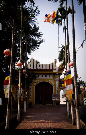 Der Weg zum Eingang der Chua Tran Quoc, einem Tempel auf dem West Lake in Hanoi, Vietnam Stockfoto