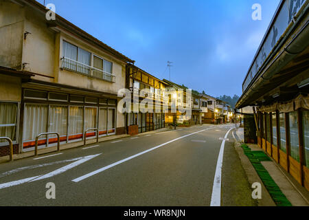 Wakayama, Japan - 23 Juli 2019: Abend Blick auf die alte Geschäfte entlang der Hauptstraße am Mount Koyasan. Stockfoto