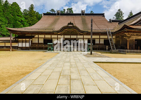 Wakayama, Japan - 24 Juli 2019: Stein weg zu Kongobuji Tempelbau, Leiter Tempel des Shingon Sekte des Buddhismus. Stockfoto