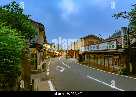 Wakayama, Japan - 23 Juli 2019: Abend Blick auf die alte Geschäfte entlang der Hauptstraße am Mount Koyasan. Stockfoto