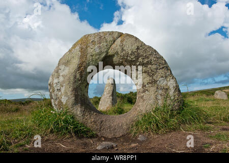 Männer-an-Tol (durchlöcherte Stein) Archäologische Megalithen und Menhire. Cornwall, England, Großbritannien Stockfoto