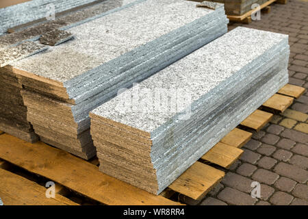 Stapel von Granit Marmor Platten. Stein Blätter für dekorative Bau. Stockfoto