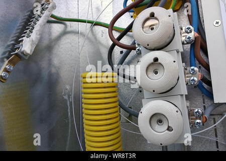 Elektrische Kabel und Switches in einem Sicherungskasten. Stockfoto