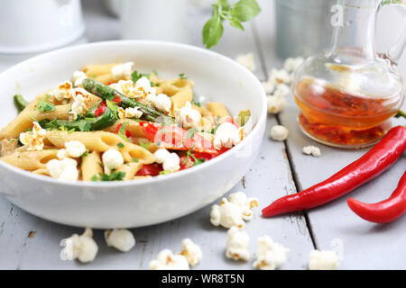 Nudeln mit Spargel, geräucherter Tofu, Chili Peppers und Mini Mais Zwiebeln in Mutter Sauce Stockfoto