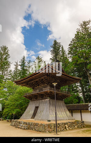 Alten Glockenturm Struktur an Kongobuji Tempel. Stockfoto