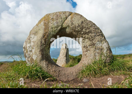 Männer-an-Tol (durchlöcherte Stein) Archäologische Megalithen und Menhire. Cornwall, England, Großbritannien Stockfoto