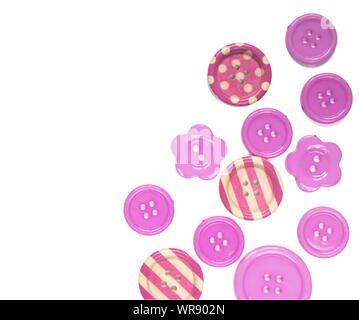 Verschiedene lila nähen Tasten auf weißem Hintergrund. Stockfoto