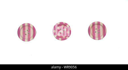 Verschiedene lila nähen Tasten auf weißem Hintergrund. Stockfoto
