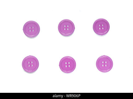 Verschiedene lila nähen Tasten auf weißem Hintergrund. Stockfoto
