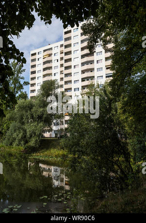 Ein Hochhaus durch Bäume in Berlin gesehen, Deutschland Stockfoto