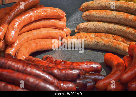 Nahaufnahme von verschiedenen Arten von leckeren geräucherten Würstchen Stockfoto