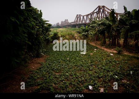 Blick von Long Bien Brücke von Land, Hanoi, Vietnam. Stockfoto