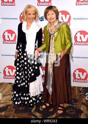 Sue Holderness und Brigit Forsyth (rechts) die Teilnahme an der TV-Choice Awards im Hilton Hotel, Park Lane, London statt. Stockfoto