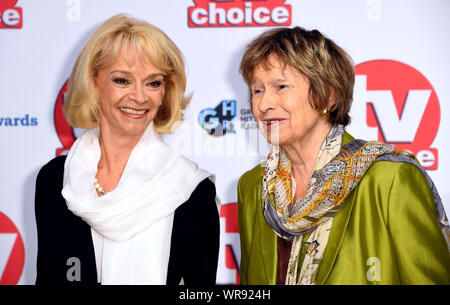 Sue Holderness und Brigit Forsyth (rechts) die Teilnahme an der TV-Choice Awards im Hilton Hotel, Park Lane, London statt. Stockfoto