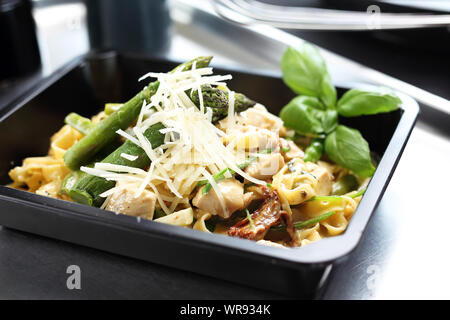 Nudeln mit Spargel. Take-out-Teller. Lunch Box. Stockfoto