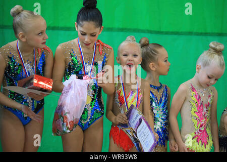 Moskau/Russland -09/08/2019 - Moskau Gnade regionale Konkurrenz: Athleten bei einer Preisverleihung in der Rhythmischen Sportgymnastik Emotionen Stockfoto