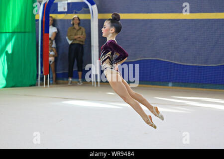 Moskau/Russland -09/08/2019 - Moskau Gnade regionale Konkurrenz: Mädchen Gymnast führt ein Element der Schere Backbone. Im Hintergrund können Sie Stockfoto