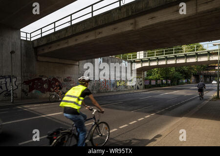 Radfahrer unter Brücken auf Priesterweg in Berlin, Deutschland Stockfoto