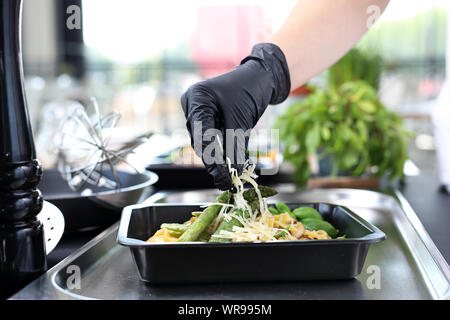 Der Koch bereitet Essen. Nudeln mit Spargel. Take-out-Gericht Stockfoto