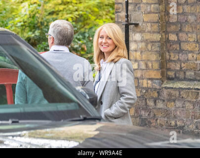 London, Großbritannien. 10. September 2019, Esther McVey MP Wohnungswesen der Blätter einer Kabinettssitzung am 10 Downing Street, London Quelle: Ian Davidson/Alamy leben Nachrichten Stockfoto