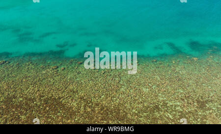Luftaufnahme sauberes Meer Oberfläche kopieren Platz für Text. Meer Wasser in der Lagune. Ansicht von oben transparent türkis Meer Wasser Oberfläche. Meer unten mit Steinen Stockfoto